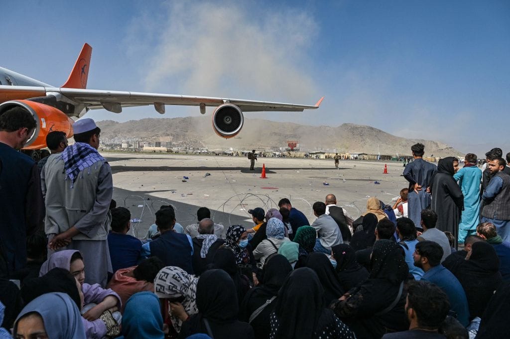 Caos en el aeropuerto de Kabul dejó seis fallecidos