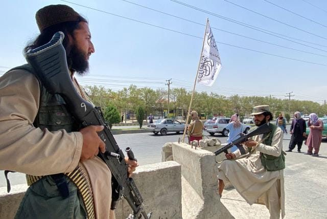 Los talibanes advierten consecuencias si Estados Unidos retrasa la evacuación
