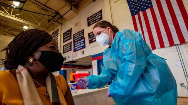 La mitad de la población de Estados Unidos fue vacunada completamente