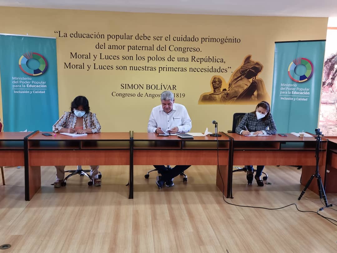 Ministro de Educación se reunió con colegios privados para inicio del año escolar