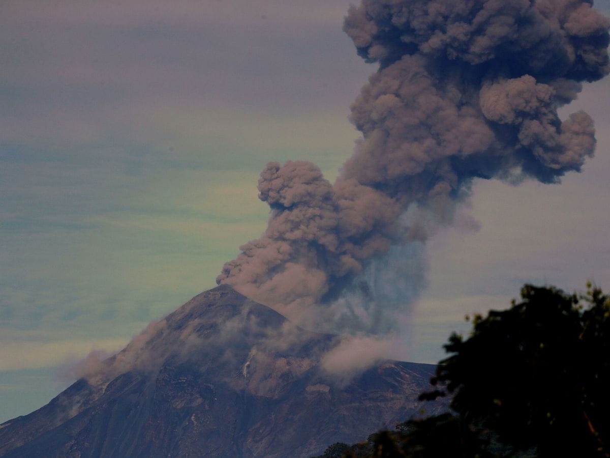 Volcán de Fuego en Guatemala entra en erupción