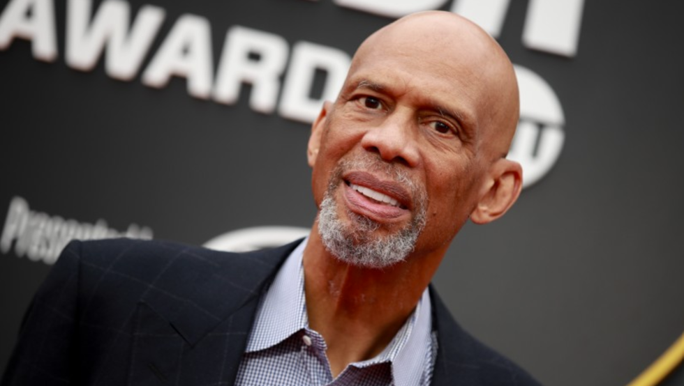 Kareem Abdul-Jabbar expresó que los jugadores que no estén vacunados beberían ser apartados del equipo.
