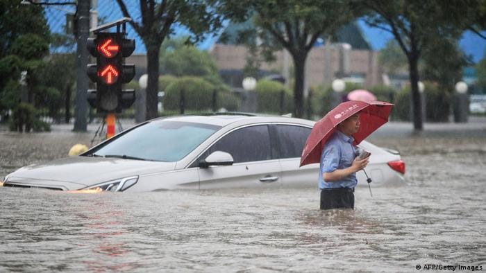 Al rededor de dos millones de chinos quedan damnificados tras lluvias torrenciales en el centro del país.