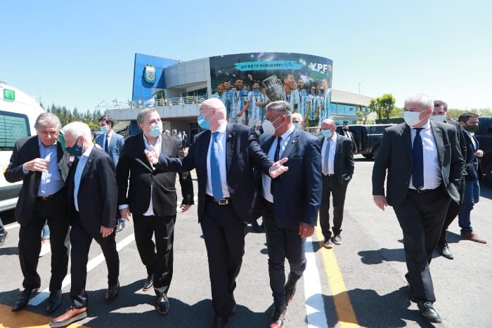 Presidente de la FIFA: "Sería fantástico pensar en un Mundial en Suramérica"
