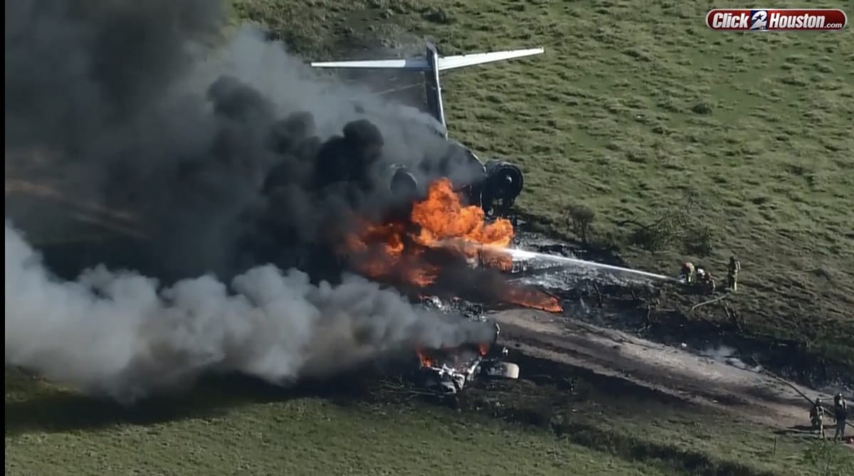 Avión con 21 personas a bordo se estrelló en Texas