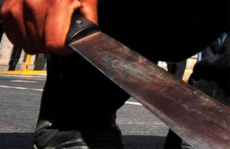 Intentó matar a su hermana y a otra mujer con un machete