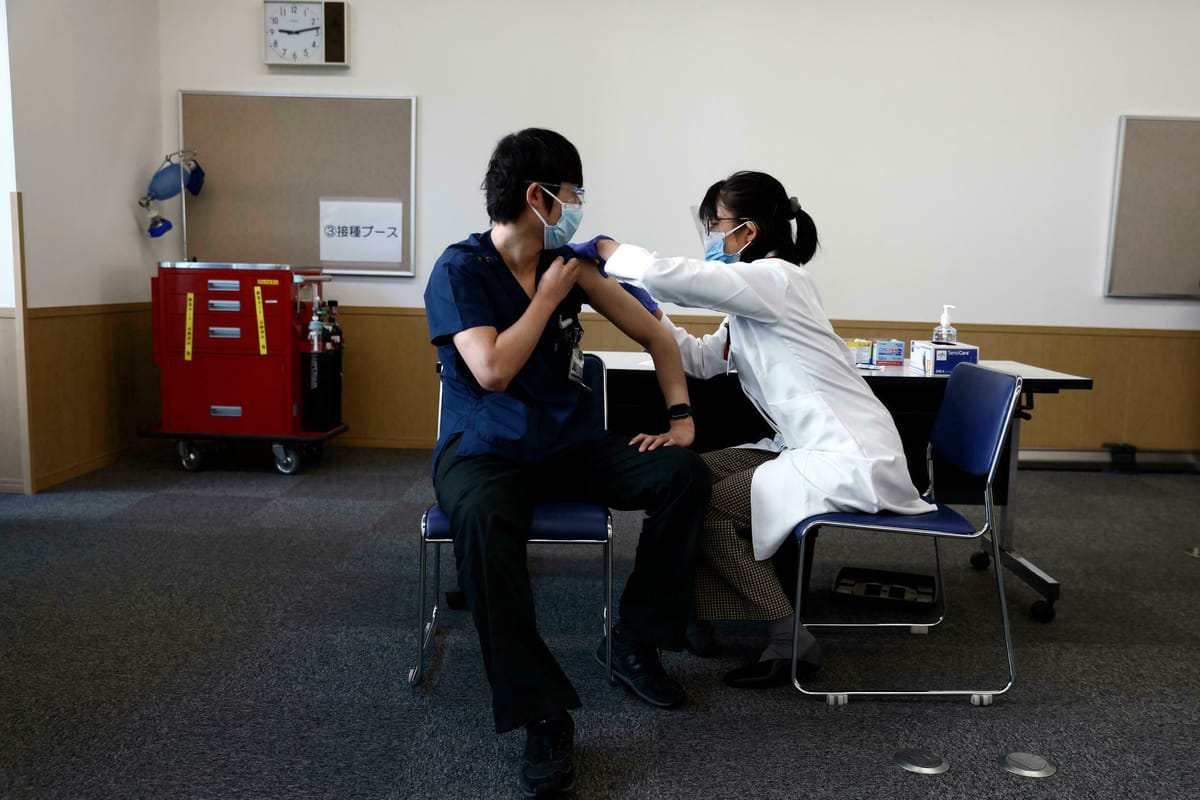 Japón administrará tercera dosis de vacuna anticovid Pfizer en diciembre