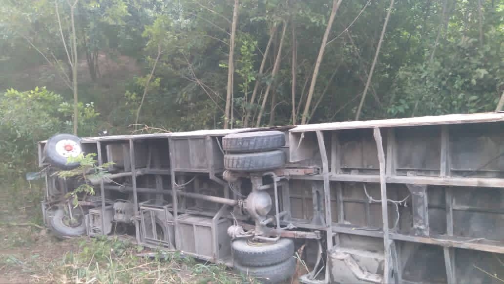 Autobús se volcó en Carabobo dejando 2 muertos y 11 heridos