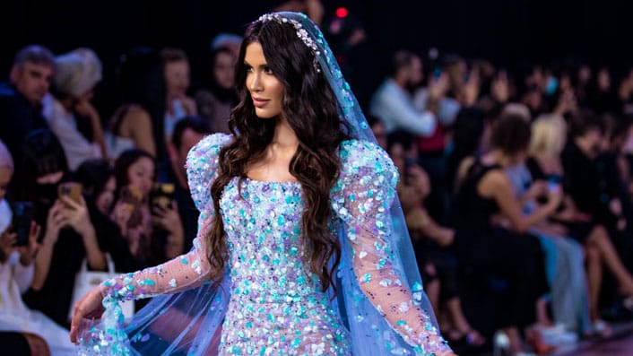 La modelo venezolana Michell Roxana Castellanos protagonizó desfile en Dubai