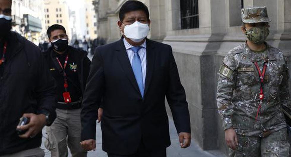 Ministro de Defensa de Perú renunció a través de las redes sociales