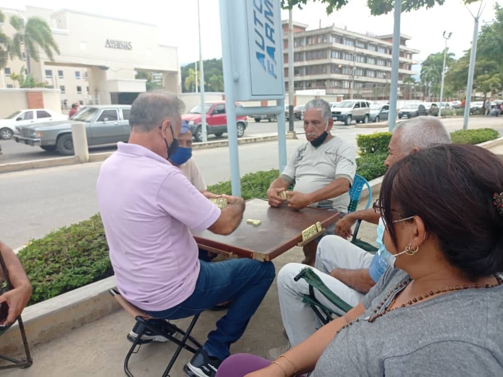 Sucre | Conductores juegan dominó mientras hacen la cola para la gasolina en Cumaná