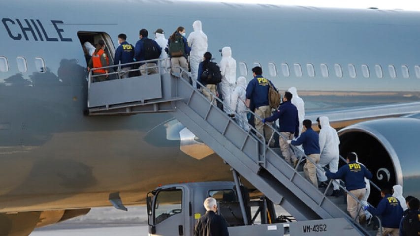 Más de 100 venezolanos y colombianos fueron deportados de Chile