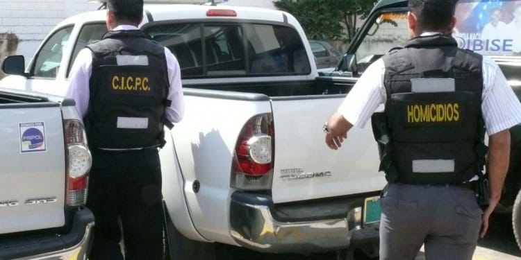 Llegó de sorpresa a su casa y encontró a su esposa con 2 amigos y la mató