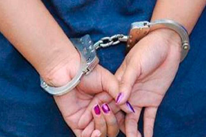 Madre le quemó la boca a su hija con una cucharilla caliente