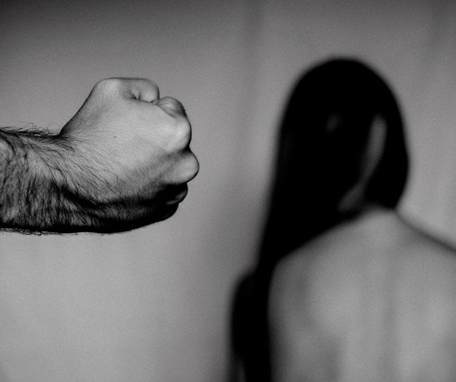 Mujer fue agredida sexualmente por seis hombres en un carro en Argentina