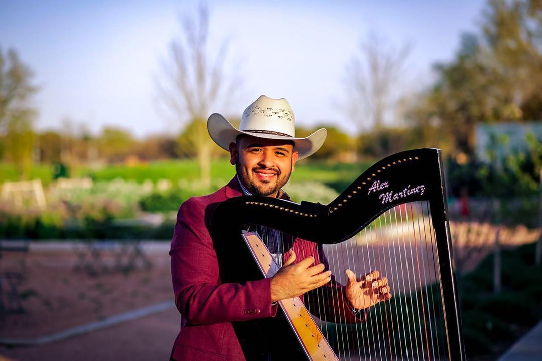 Alex Martínez, el arpista venezolano que destaca en el video aniversario de Metallica
