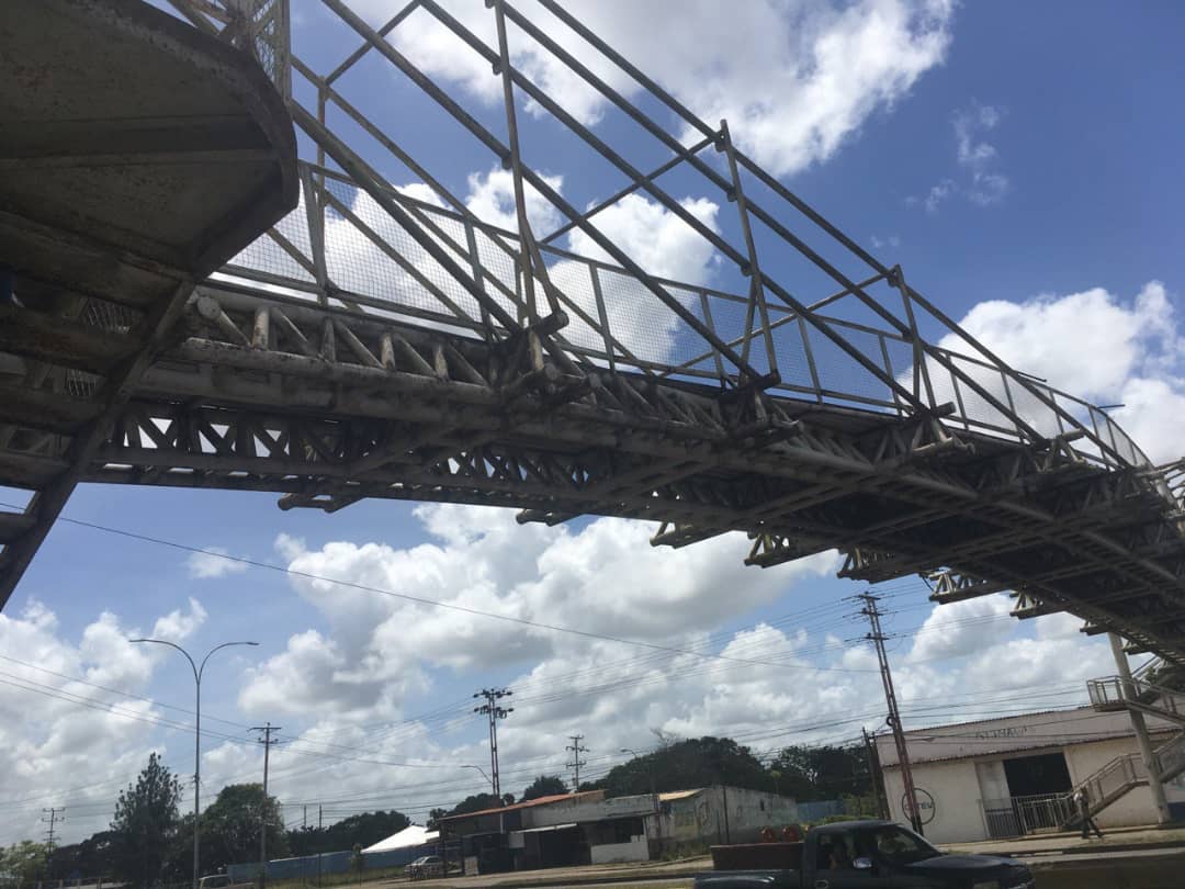 Desvalijan pasarela de avenida Bella Vista en Maturín para vender hierro
