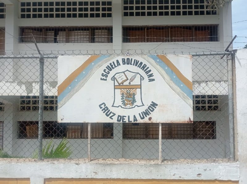 Padres de la Escuela Cruz de la Unión: “tiene varios daños estructurales y falta el agua”