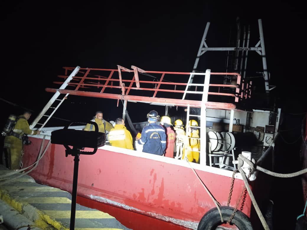 Una embarcación pesquera se incendió en Cumaná