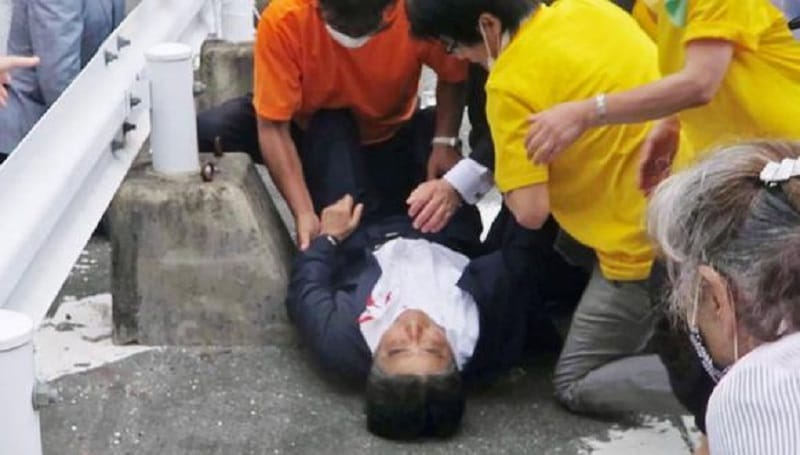 Asesinaron al ex primer ministro de Japón mientras daba un discurso