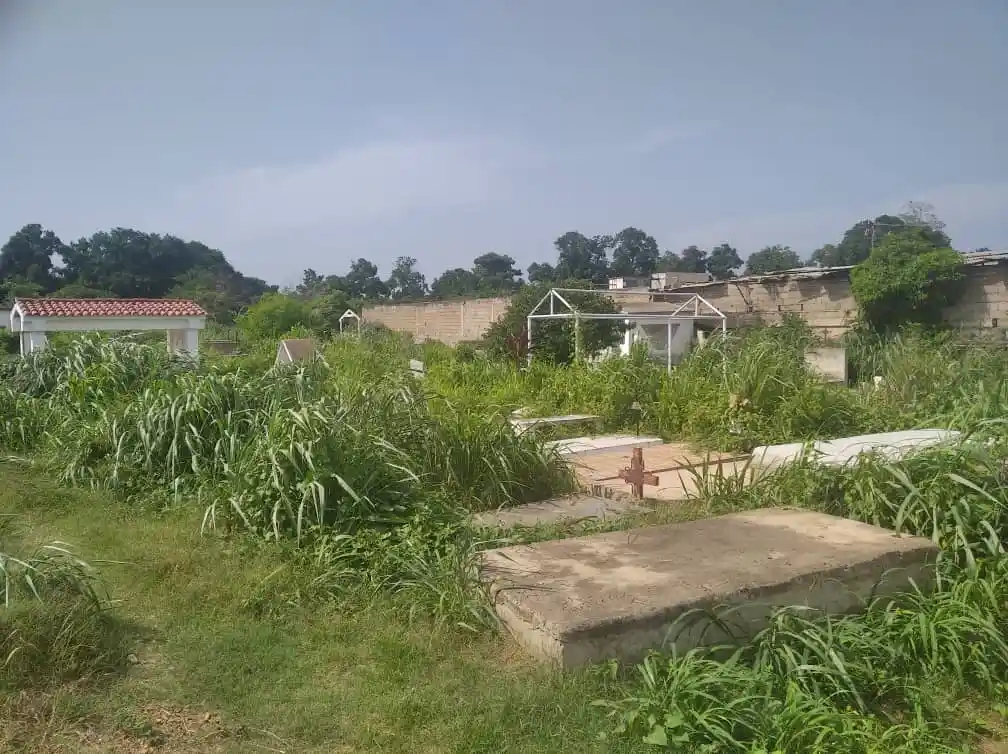Habitantes de Clarines denunciaron el notable deterioro del cementerio local