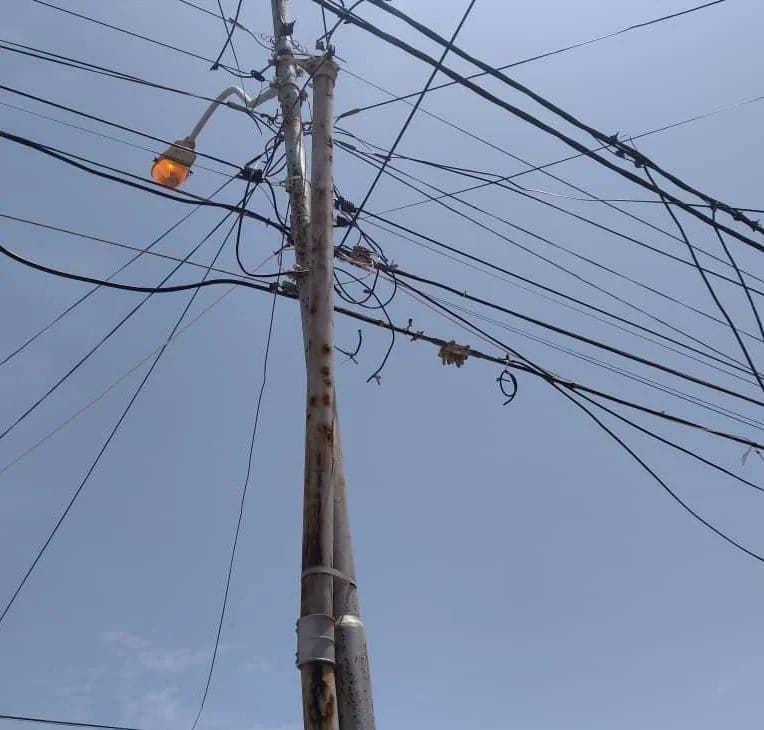Habitantes de La Arboleda denunciaron el mal estado de poste de luz