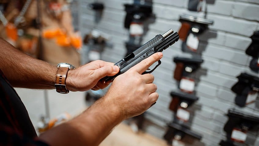 Ley que prohíbe la importación de armas de fuego en Canadá entró en vigor
