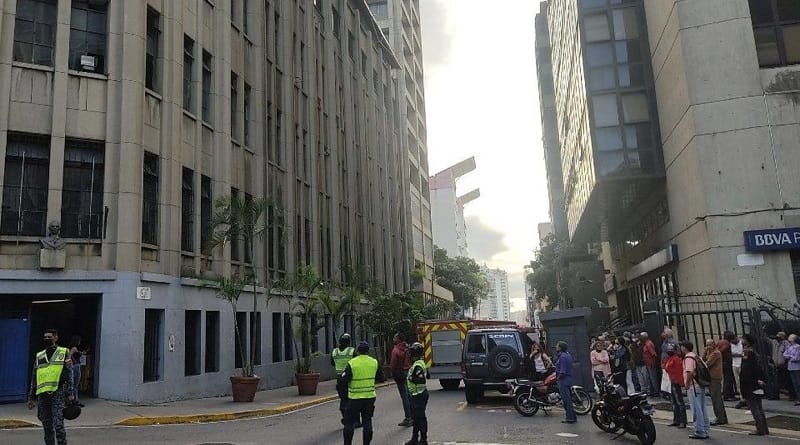 Reportaron incendio en edificio adyacente al BCV en Caracas