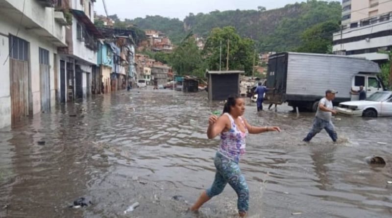 120 familias quedaron damnificadas tras el desbordamiento del río Guaire