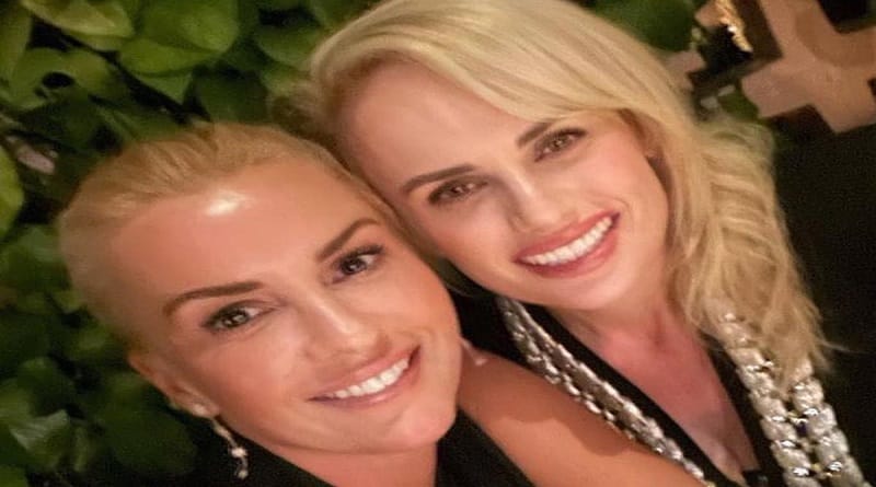 De esta forma Rebel Wilson hizo su primera aparición pública con su novia