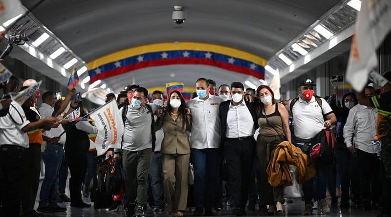 Llegaron a Venezuela 12 tripulantes del avión retenido en Argentina