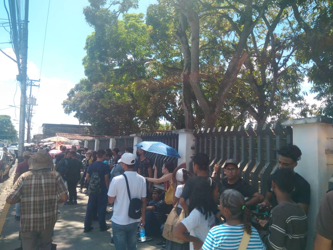 Bachilleres duermen a las afueras de la UNERG para optar por un cupo