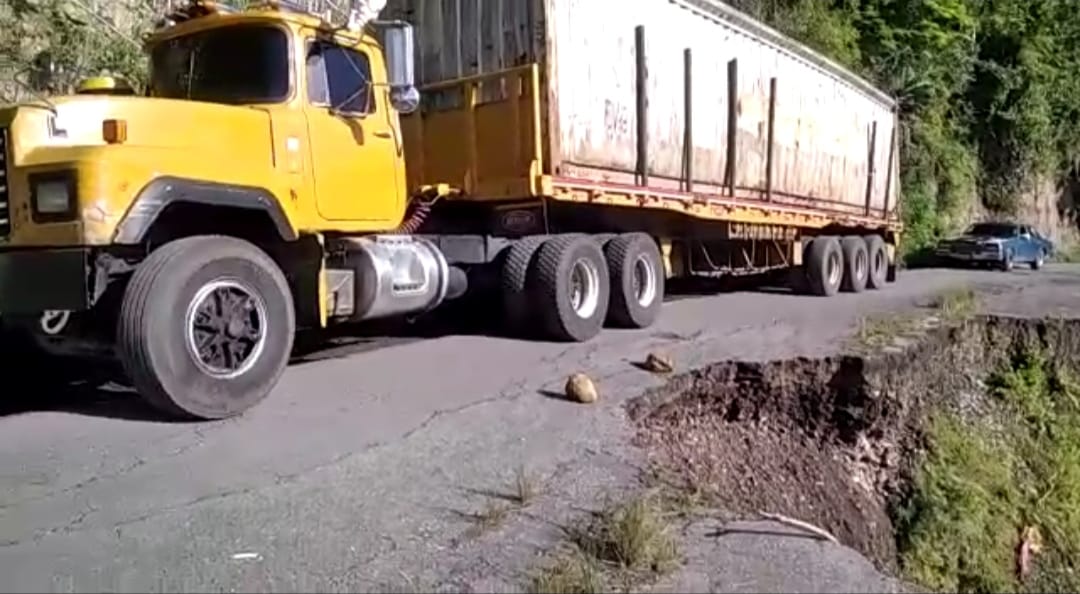 Habitantes de La Cucaracha denunciaron el desplome de la carretera que conecta a Sucre con Monagas
