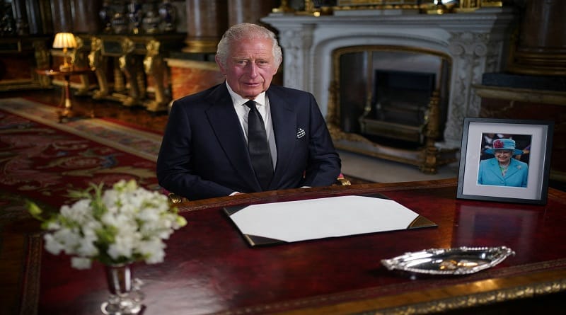 Carlos III ofreció tributo a su madre en su primer discurso como rey