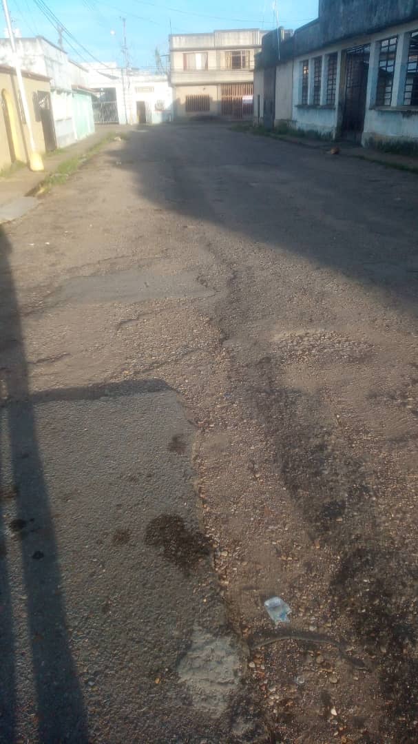 Bote de aguas blancas rompe las calles en Palo Negro de Maturín