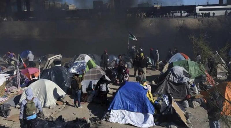 Migrantes venezolanos desalojados de campamentos fueron trasladados a refugios en México