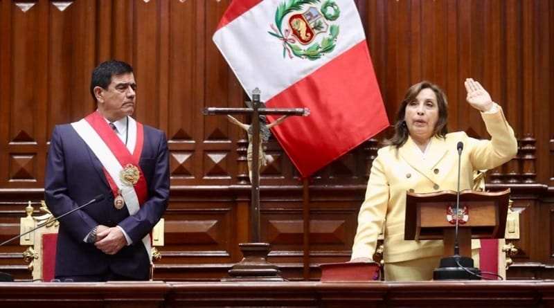 Dina Boluarte se convirtió en la primera mujer en asumir la presidencia de Perú