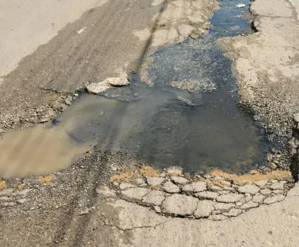 Habitantes de Clarines denunciaron desbordamiento de aguas negras