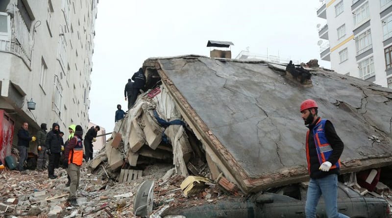 Ola de terremotos han dejado más de 2.300 muertos en Turquía y Siria