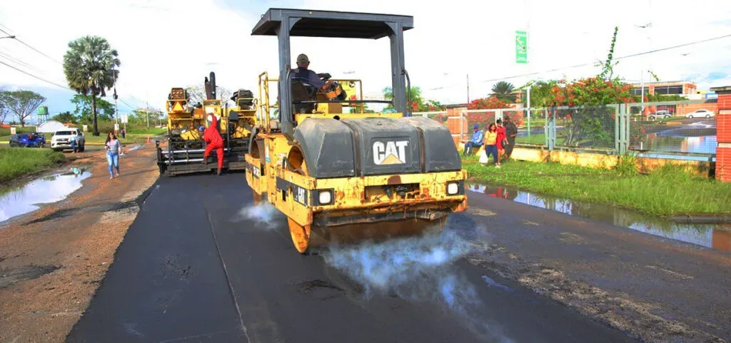 Iniciaron plan de asfaltado e iluminación en tramo La Puente - Las Carolinas de Monagas