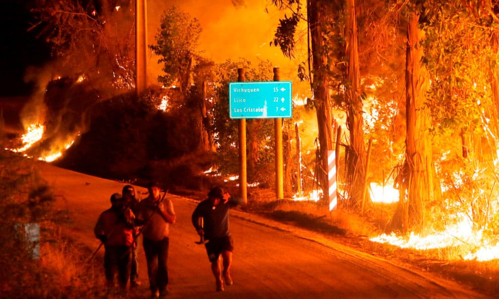 Cerca de mil estudiantes se quedaron sin escuelas por incendio al sur de Chile