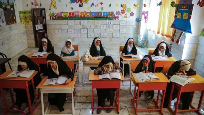 Colegios femeninos en Irán sufren ola de envenenamiento con gas