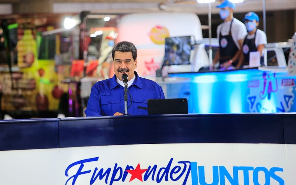 Maduro firmó decreto que exime pago de trámites y permisos a emprendedores