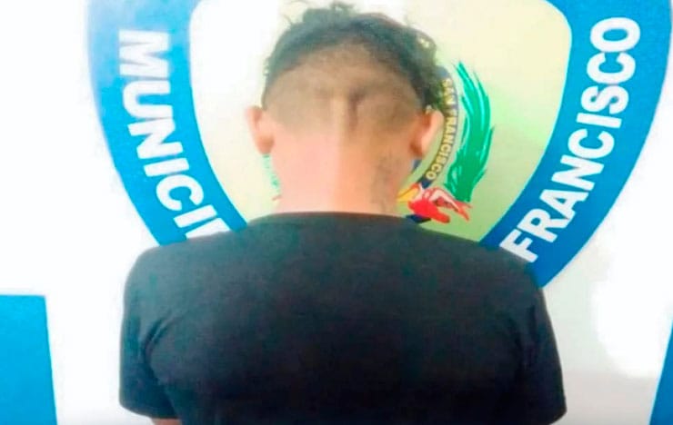 Detenido por golpear a su pareja con un palo de escoba