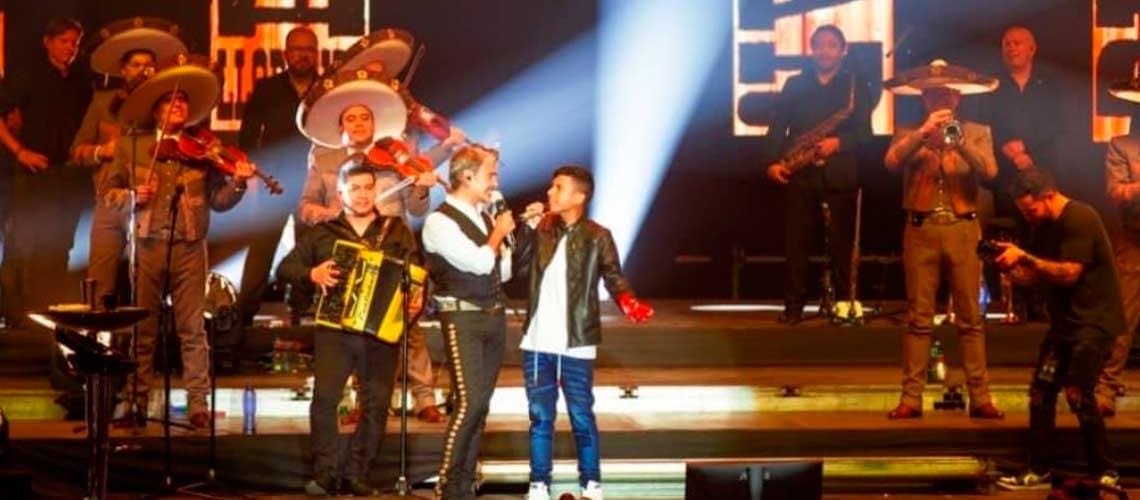 VIDEO|Alejandro Fernández invitó a un joven venezolano a cantar junto a él en el escenario