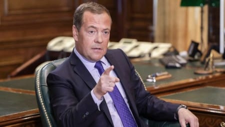 Exmandatario ruso Dmitri Medvedev advierte que captura de Putin "declararía la guerra" a Moscú