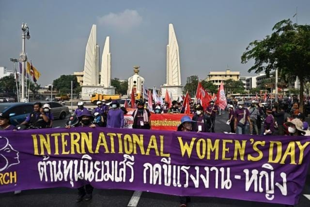 Las mujeres salen a la calle en todo el mundo para defender sus derechos amenazados