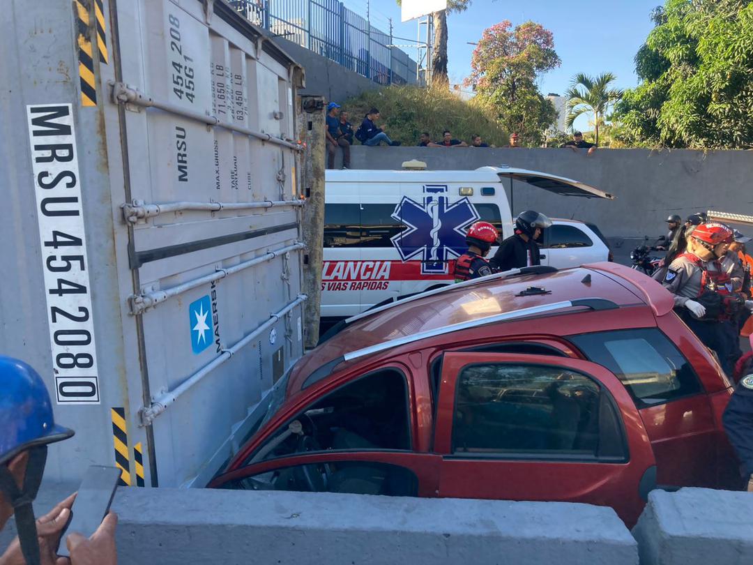Accidente de transito en el distribuidor El Ciempiés dejó tres personas heridas