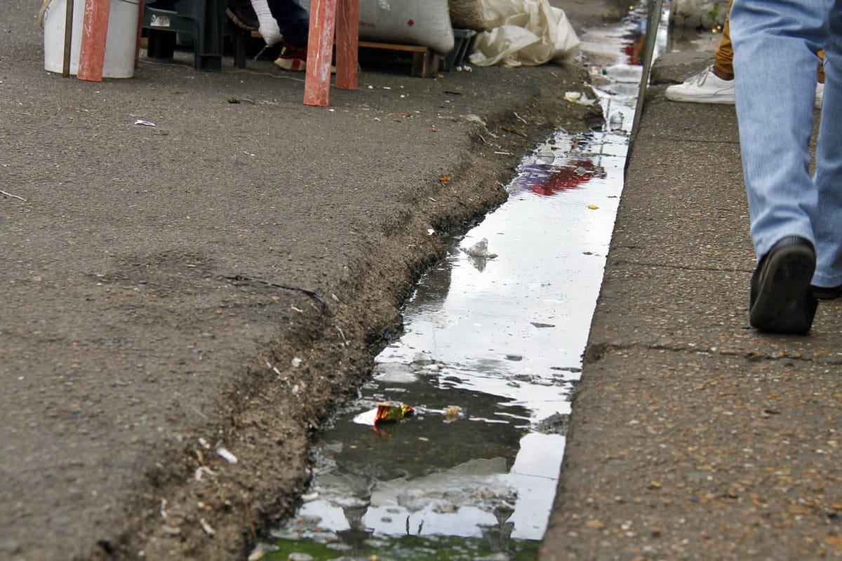Aguas residuales corren libremente por el Mercado Viejo de Maturín