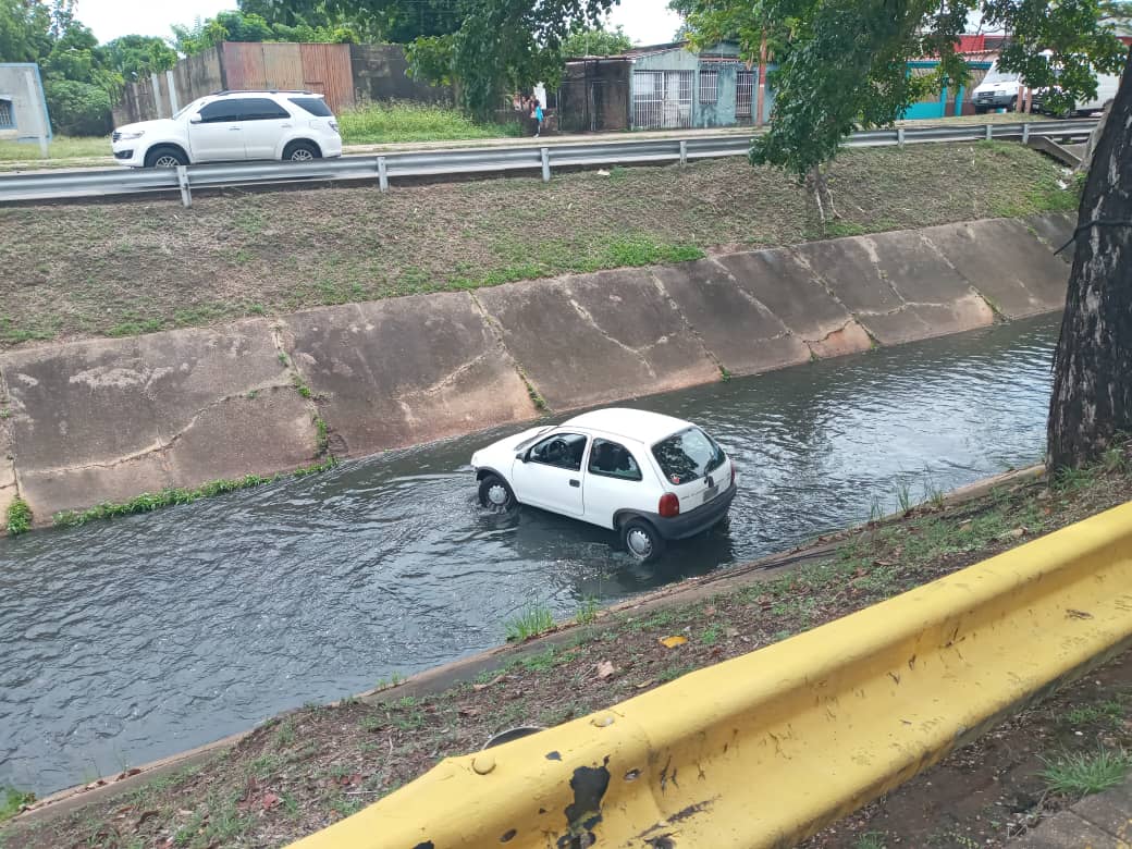 Vehículo cayó al fondo del caño de la avenida Orinoco en Maturín
